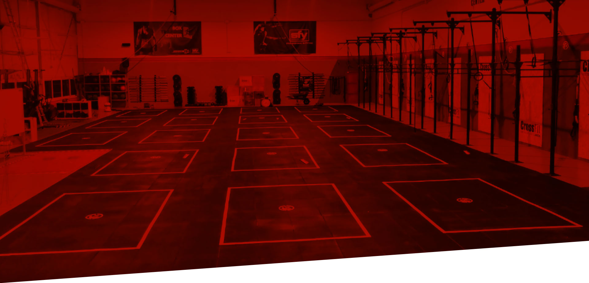 Interior de CrossFit Lorca con zona de entrenamiento y estructuras de dominadas