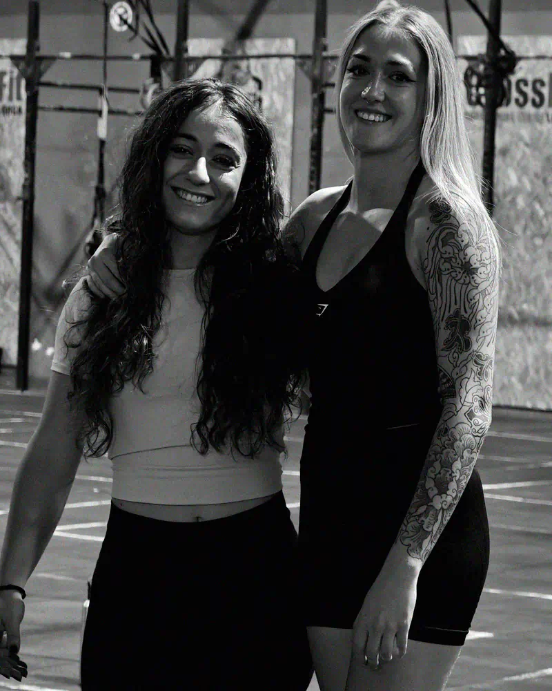 Dos socias posando juntas en la sala del box