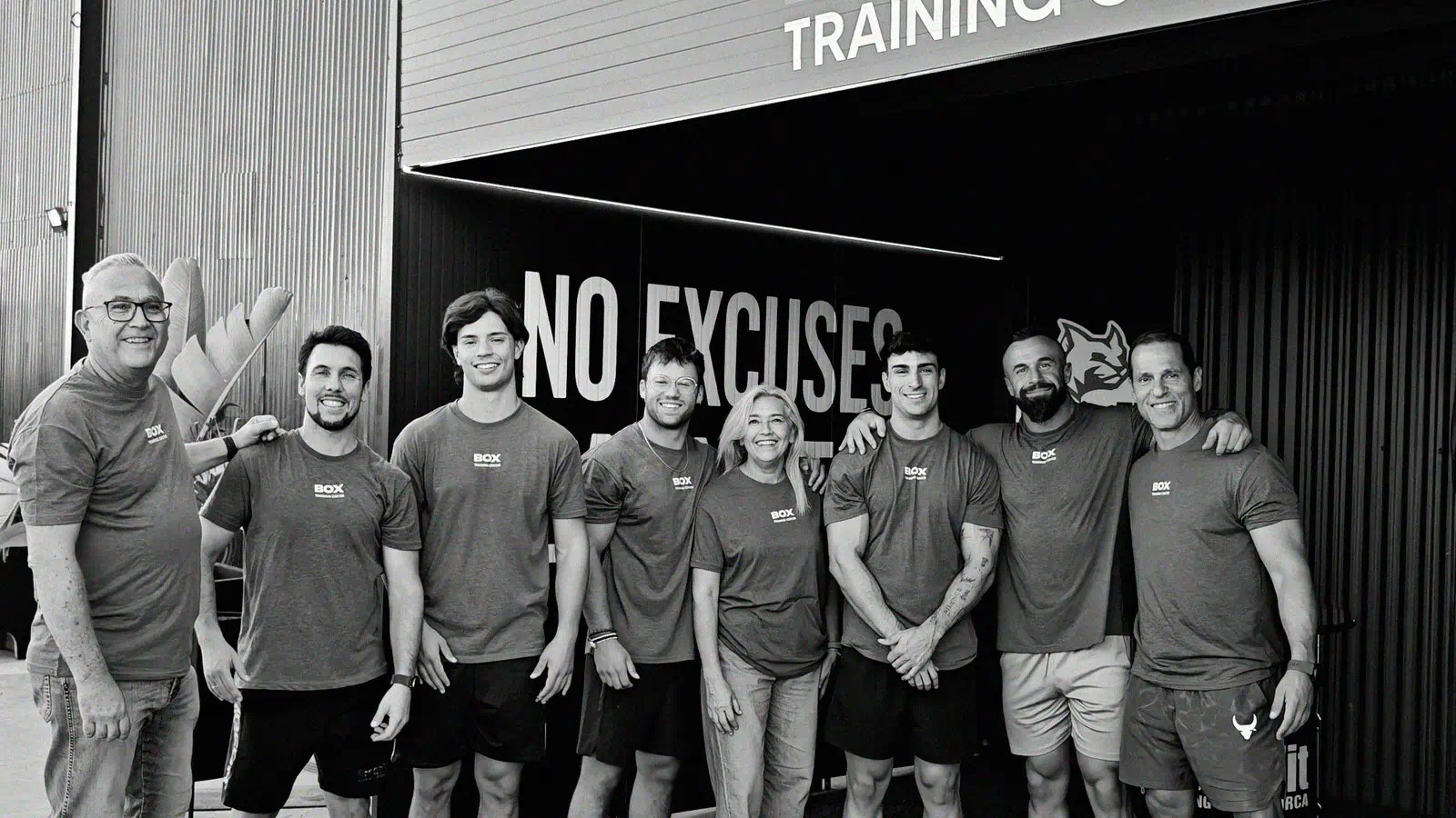 Equipo de CrossFit Lorca, coaches y dirección, frente a la entrada del box